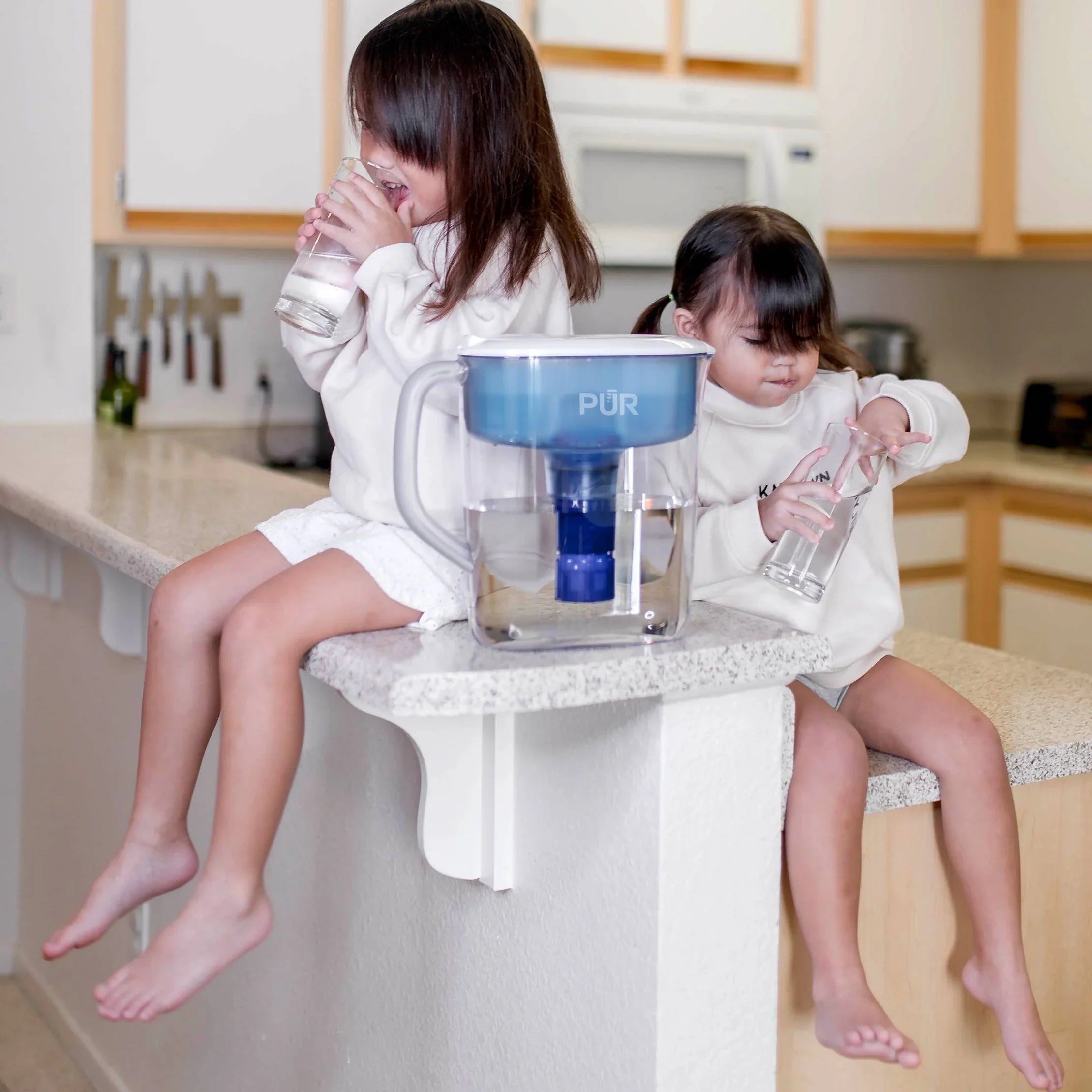 PLUS 11 Cup Water Pitcher Filtration System White/Blue PPT110WA